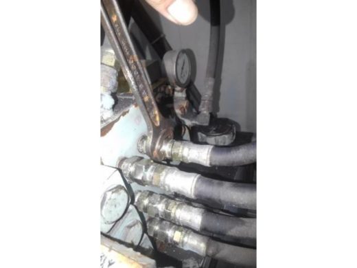 油圧機器　ホース接続部　油漏れ点検